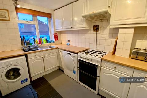 1 bedroom in a house share to rent, Balmoral Close, Slough, SL1