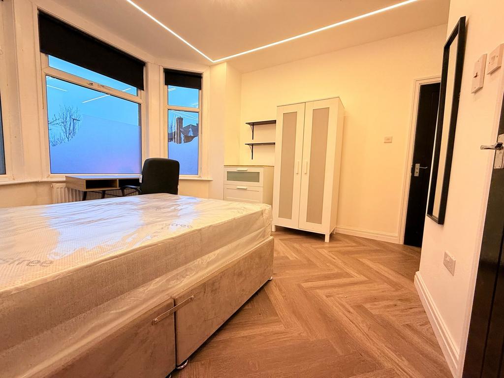 Bright, recently refreshed double bedroom with ...