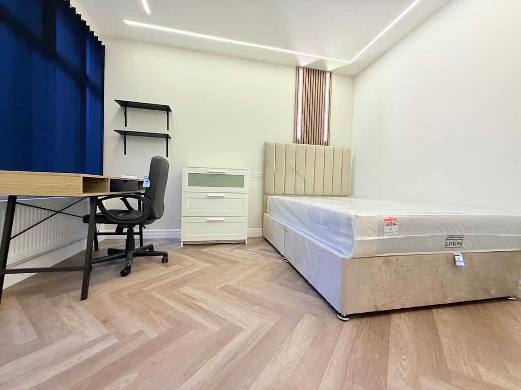 Bright, modern single bedroom with a comfortabl...