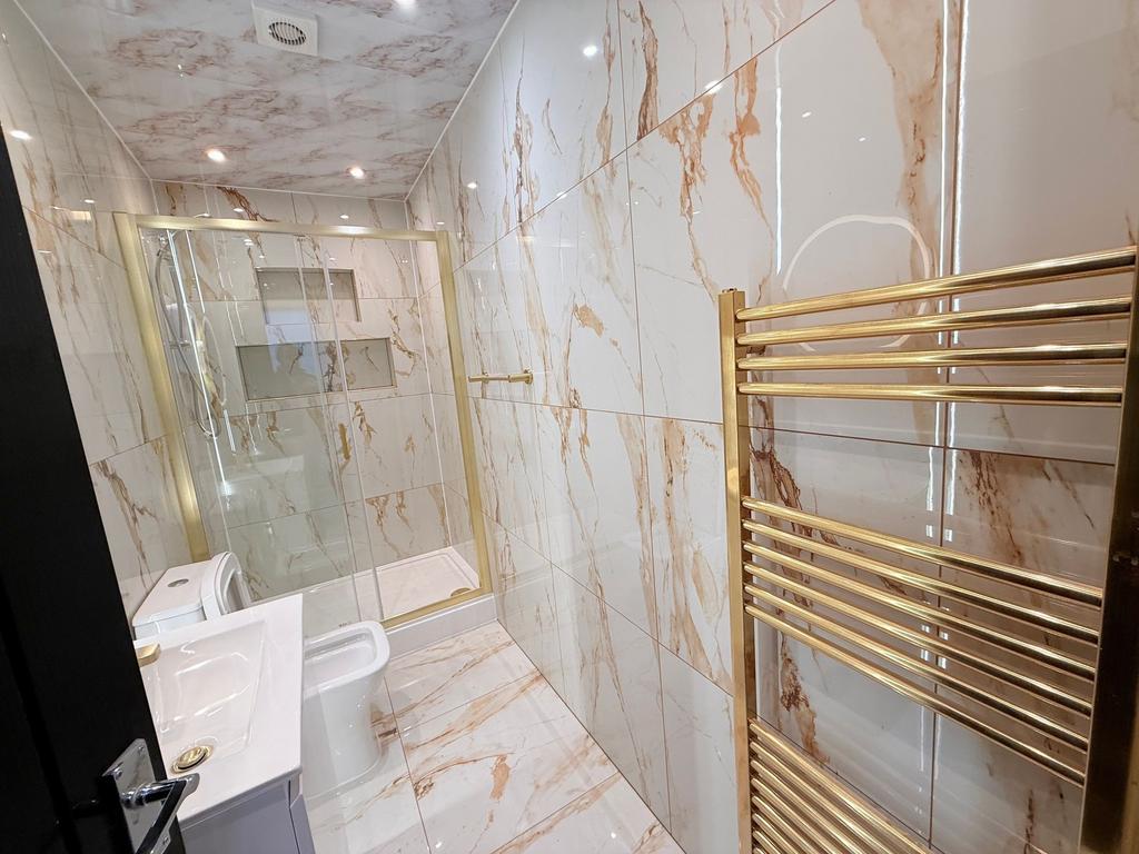 Bright, modern bathroom with marble-effect tile...