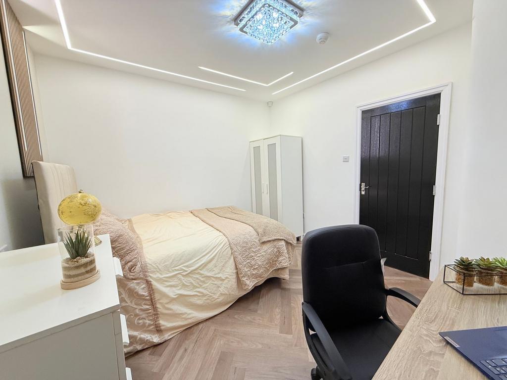 Bright, modern double bedroom with neutral déco...