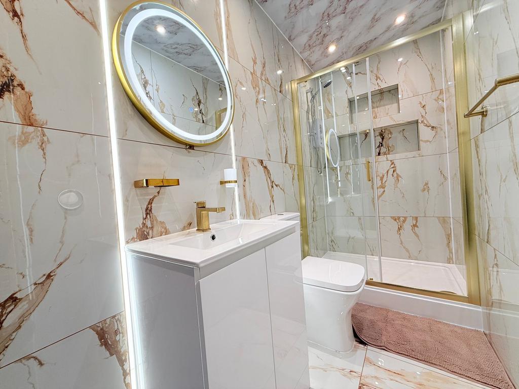 Bright, modern bathroom with marble-effect tile...
