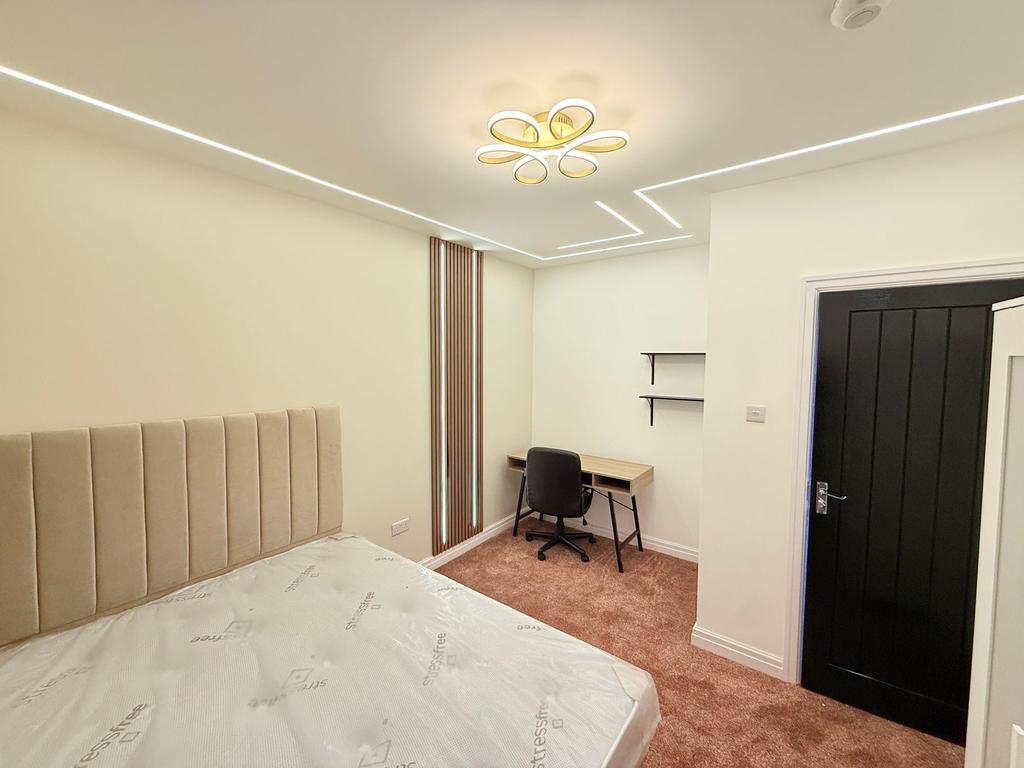 Bright, newly refurbished double bedroom with a...
