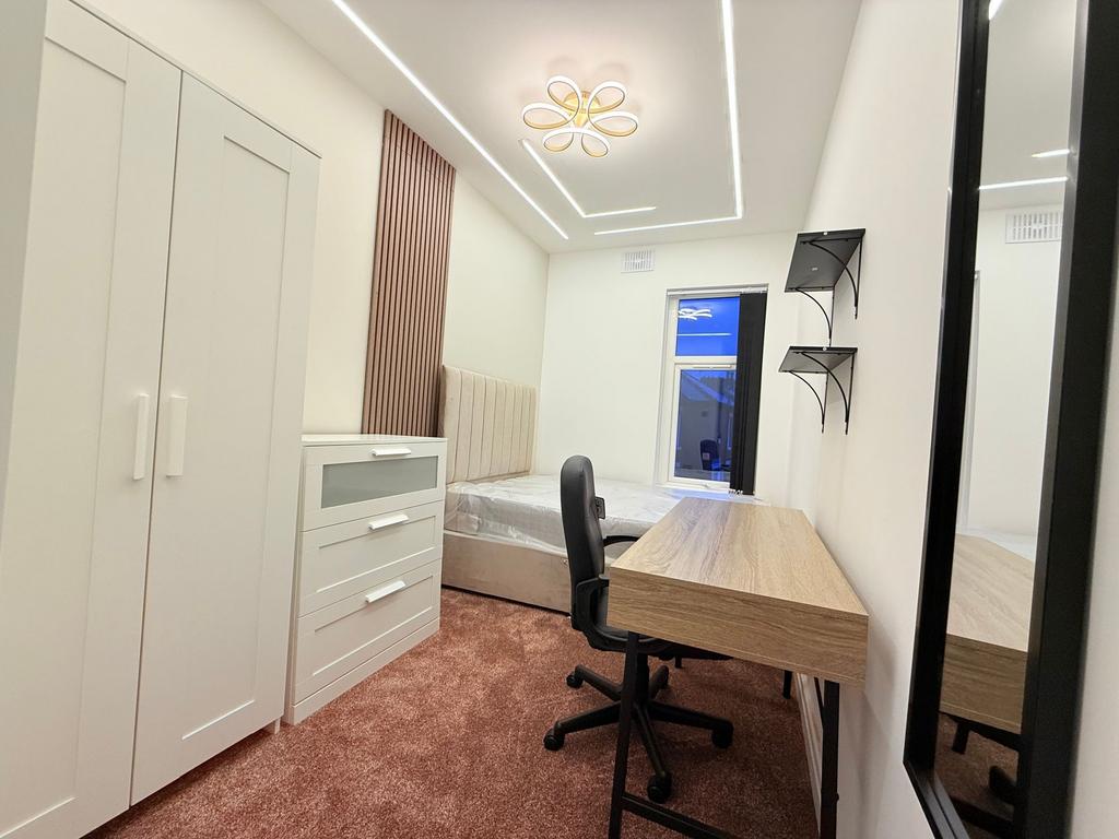 Bright, modern single bedroom with a comfortabl...