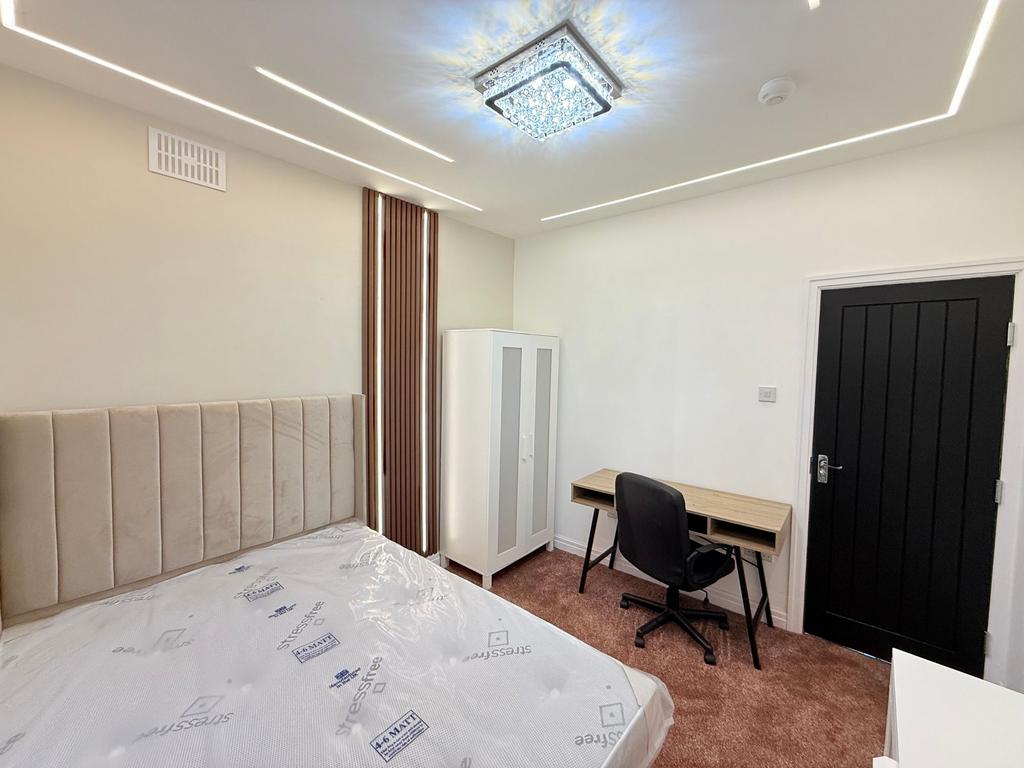 Bright, recently refreshed double bedroom with ...