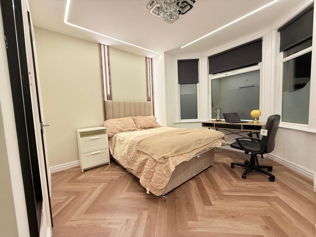 Bright, modern double bedroom with a comfortabl...