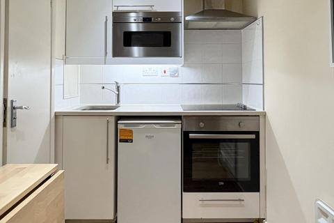 Studio to rent, High Road