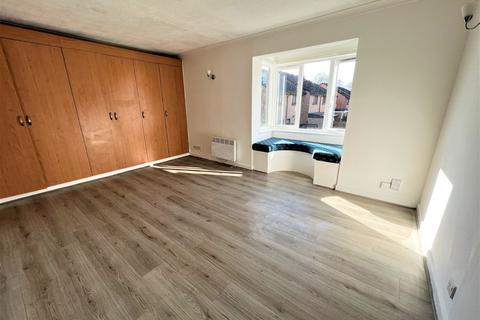 Studio to rent, Flat , Theobalds Court,  Crossbrook Street, Cheshunt, Waltham Cross