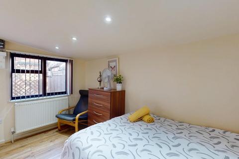 Studio to rent, Saint Pauls Avenue