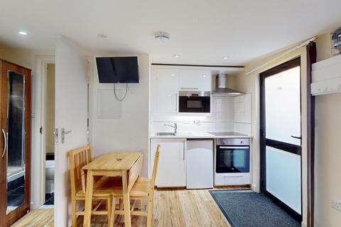 Studio to rent, Saint Pauls Avenue