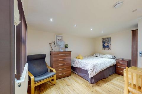 Studio to rent, Saint Pauls Avenue
