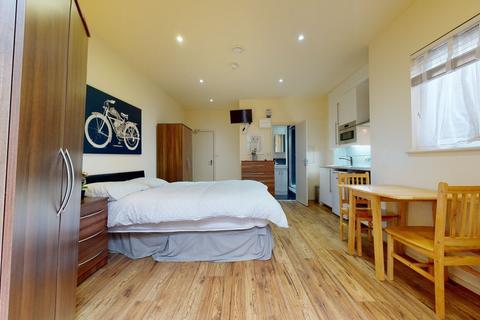 Studio to rent, Chatsworth Road