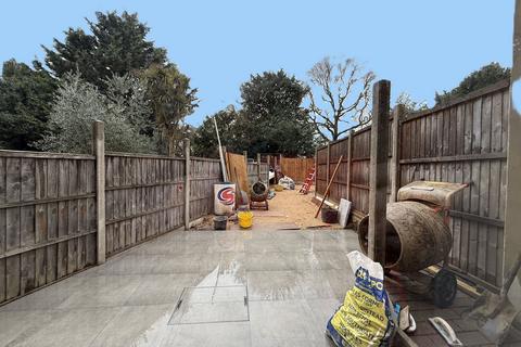 3 bedroom detached house to rent, Windmill Road, London W5