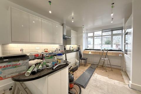 3 bedroom detached house to rent, Windmill Road, London W5
