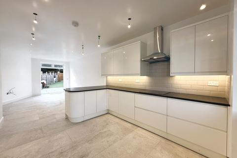 3 bedroom detached house to rent, Windmill Road, London W5