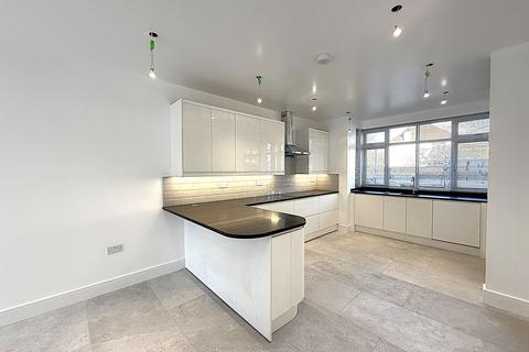 3 bedroom detached house to rent, Windmill Road, London W5
