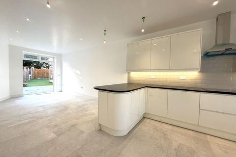 3 bedroom detached house to rent, Windmill Road, London W5