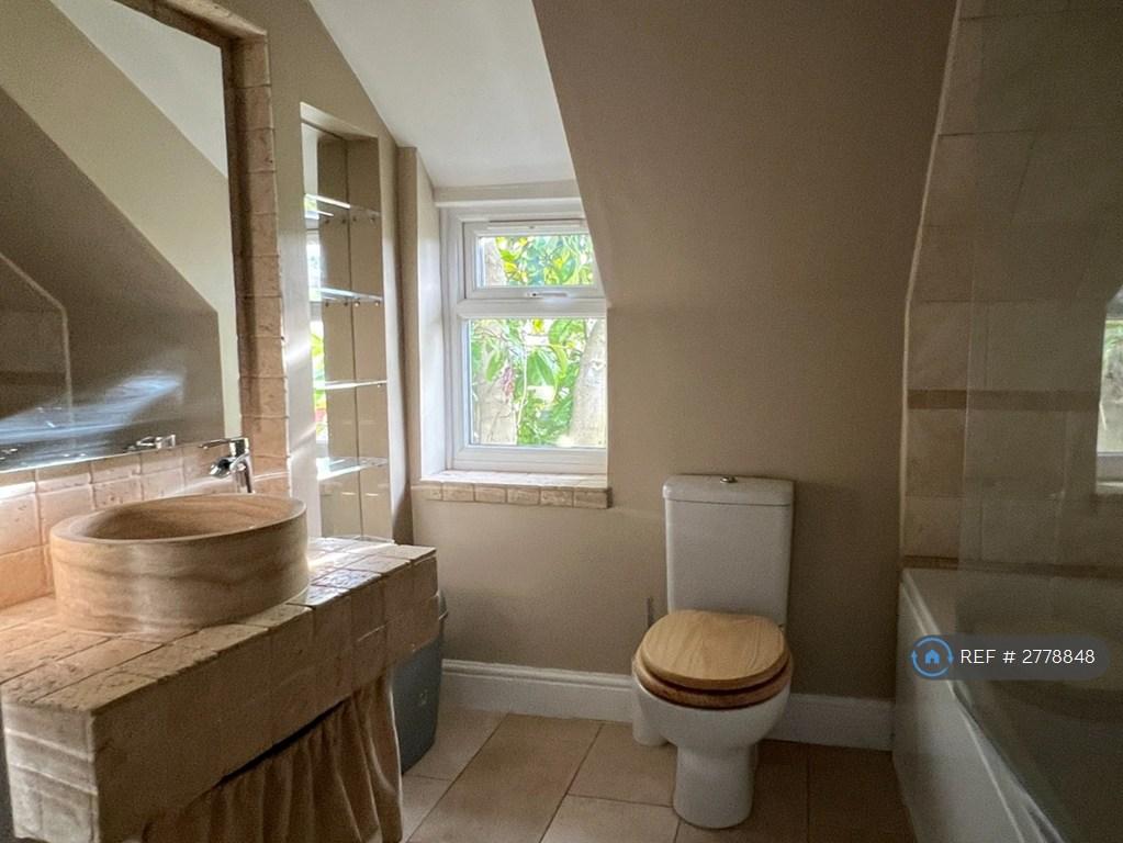 Master En Suite Bath/Shower Room