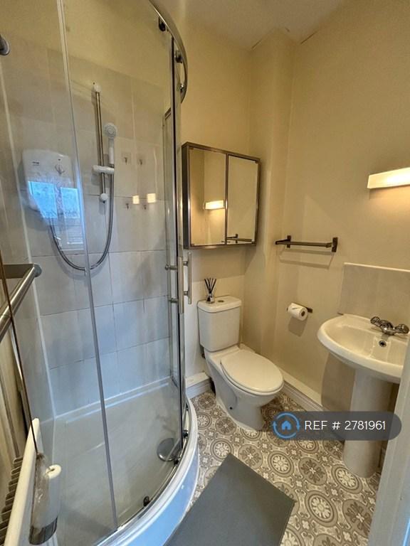 En-Suite To Master Bedroom