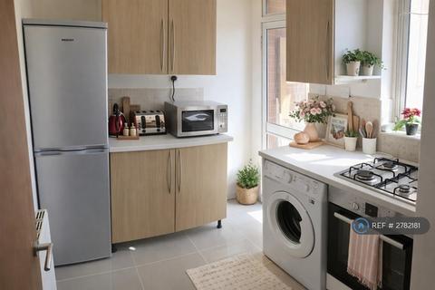1 bedroom in a house share to rent, Windsor Crescent, Wembley, HA9
