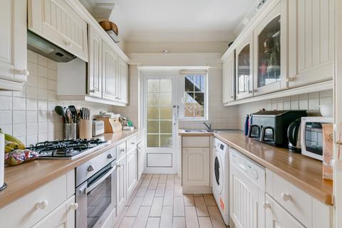 2 bedroom flat to rent, Gloucester Court, London TW9