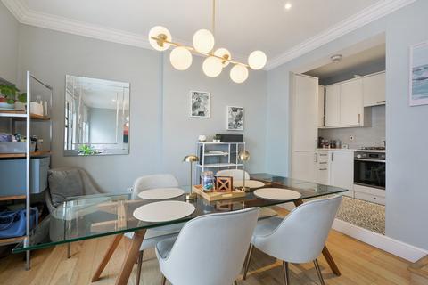 2 bedroom flat to rent, Strathmore Gardens, W8