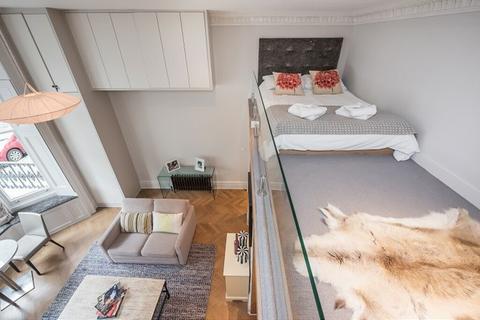 Studio to rent, Lexham Gardens, W8