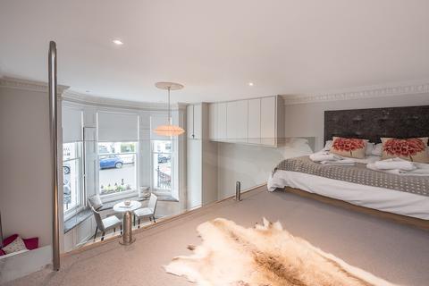 Studio to rent, Lexham Gardens, W8