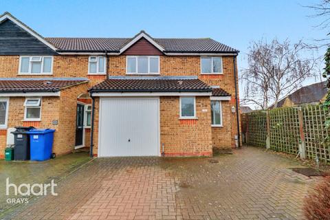 3 bedroom end of terrace house for sale, Hove Close, Grays