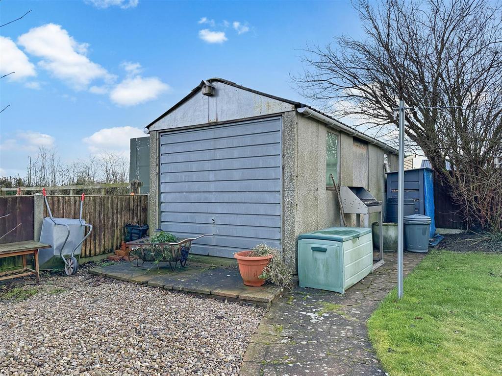 Detached Garage/ Store 056