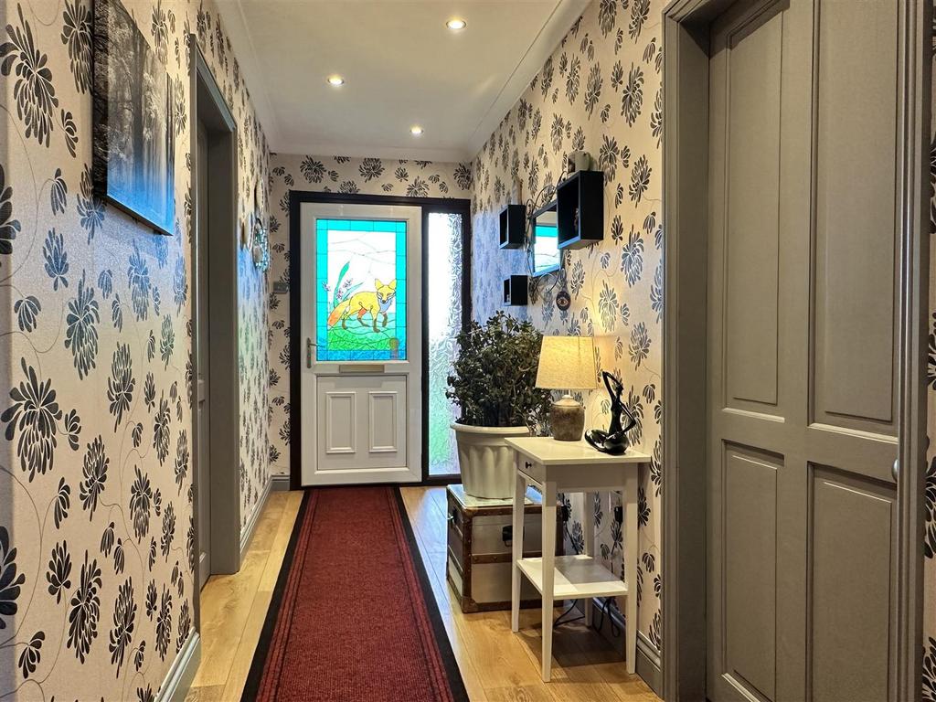 Inviting Entrance Hall 048
