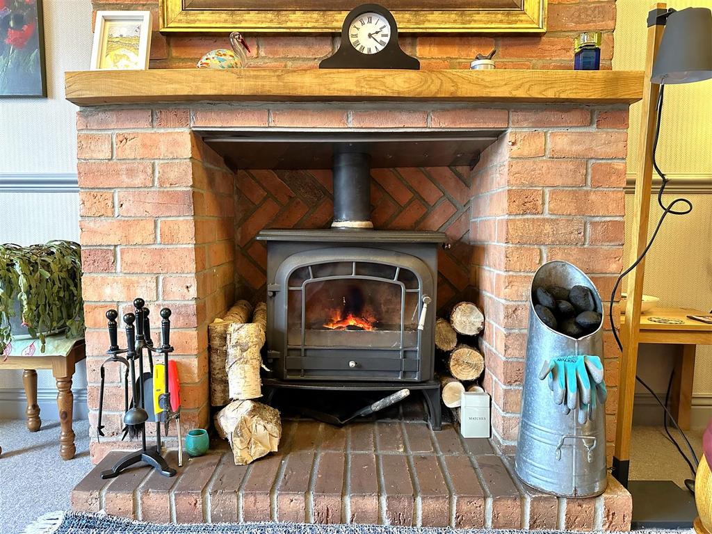 Feature Fireplace & Multi-Fuel Burner 117