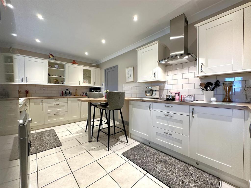 Extensive Kitchen 992