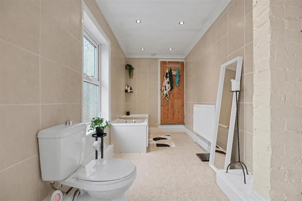 Bathroom 2.jpeg