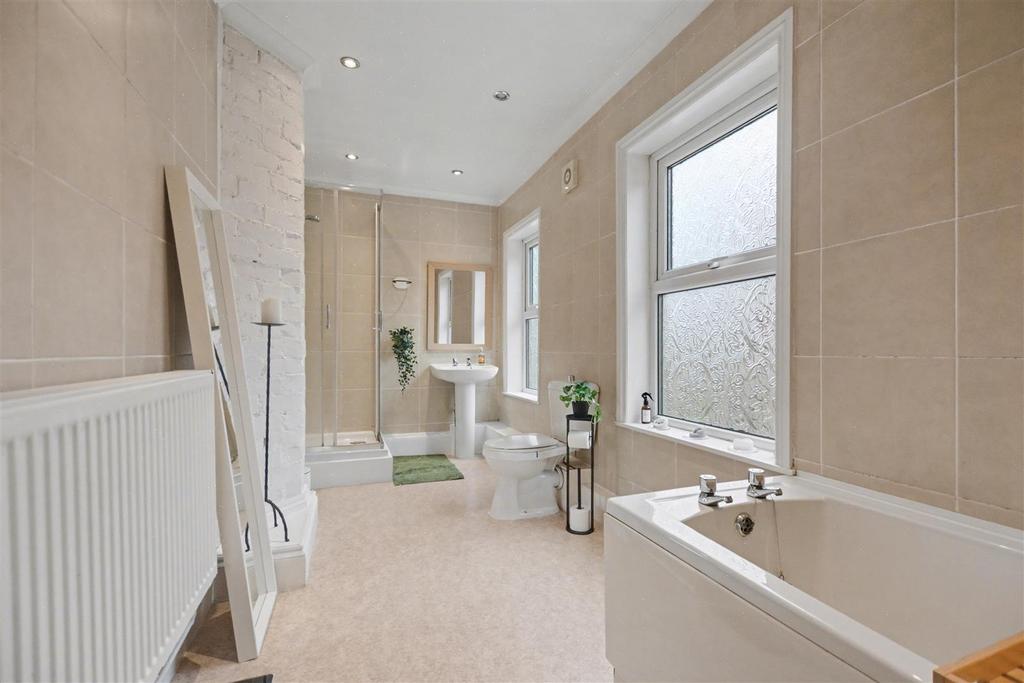 Bathroom 1.jpeg