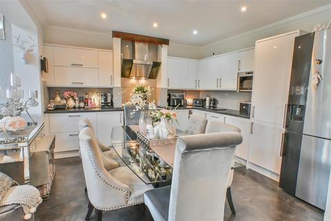 4 bedroom semi-detached house for sale, Rayleigh Road, Hutton, Brentwood