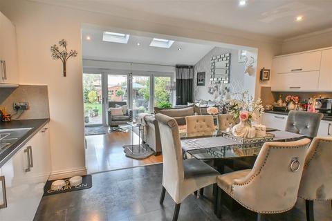 4 bedroom semi-detached house for sale, Rayleigh Road, Hutton, Brentwood