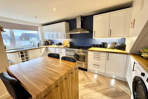 4 bedroom semi-detached house for sale, Foxcroft Drive, Rastrick, Brighouse