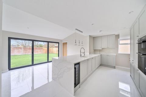 3 bedroom semi-detached house to rent, Queens Crescent, Clapham, Bedford
