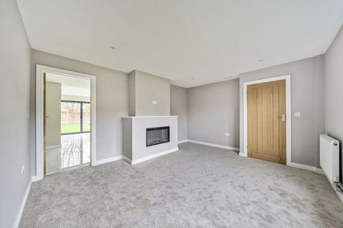 3 bedroom semi-detached house to rent, Queens Crescent, Clapham, Bedford