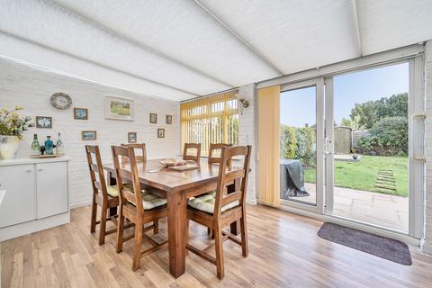 2 bedroom bungalow for sale, Lois Drive, Shepperton, TW17