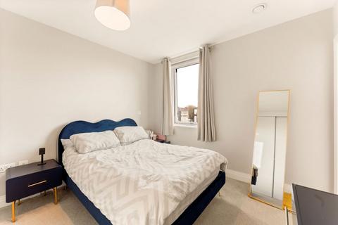 2 bedroom flat for sale, Station Road, London N11