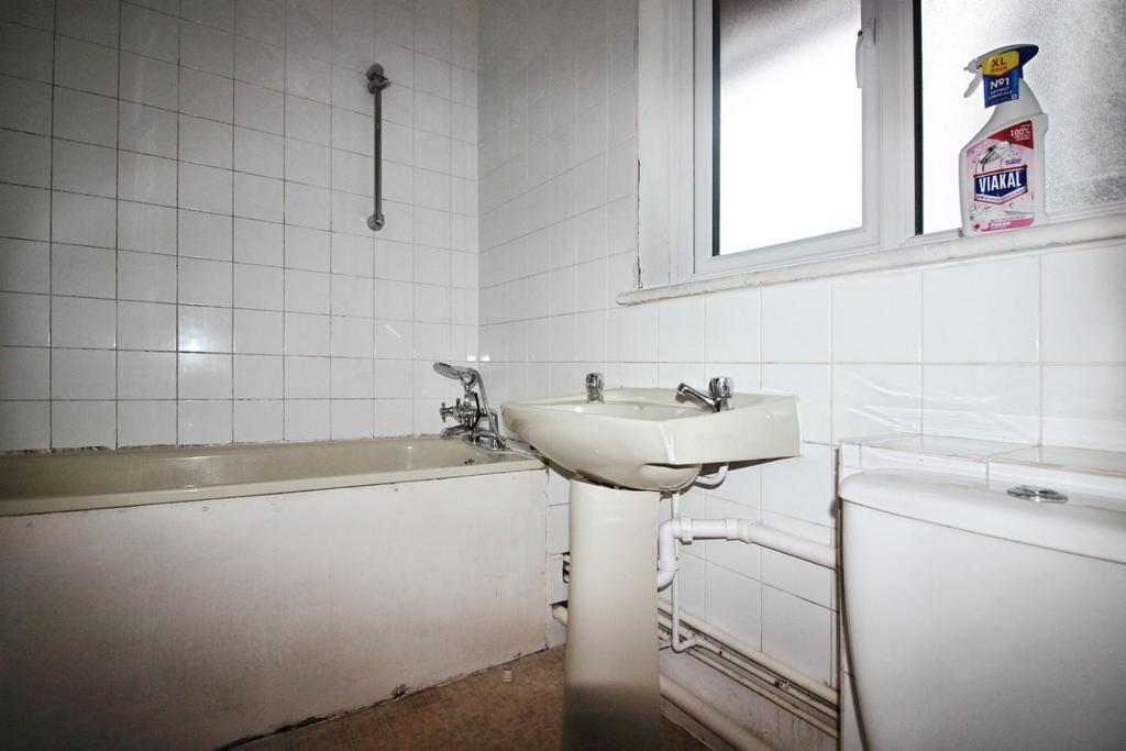 158d1c62-BATHROOM 20 V 201.JPG
