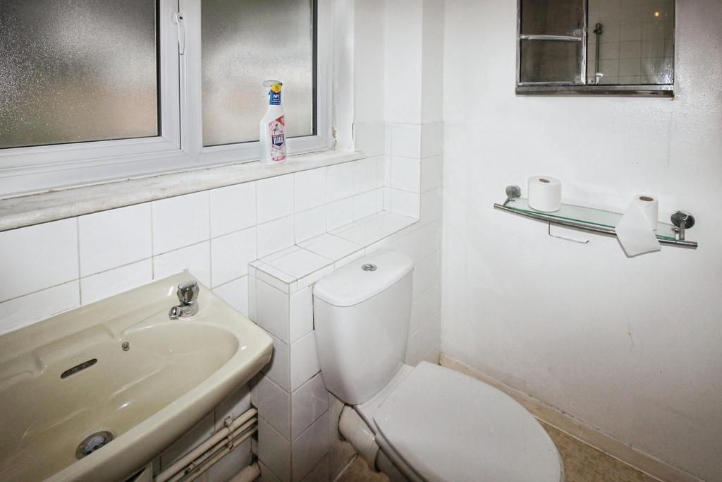 43077ba5-BATHROOM 20 V 202.JPG