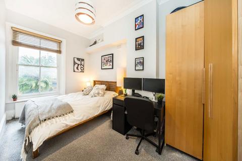 2 bedroom flat to rent, Bedford Road, London SW4