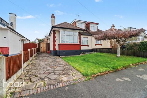 Irvington Close, Essex