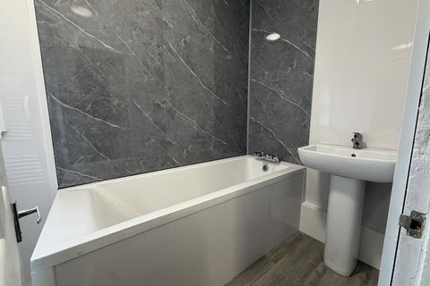 3 bedroom flat to rent, Benson Road, Newcastle upon Tyne NE6