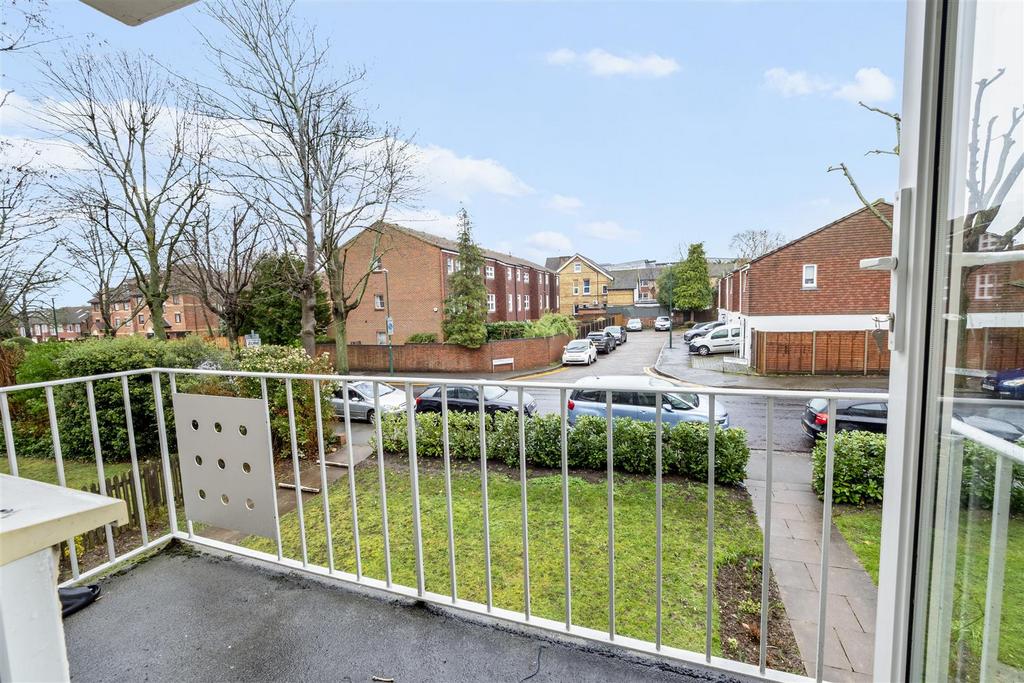 Lyndhurst Court 10 14675 27 01 26-025.jpg