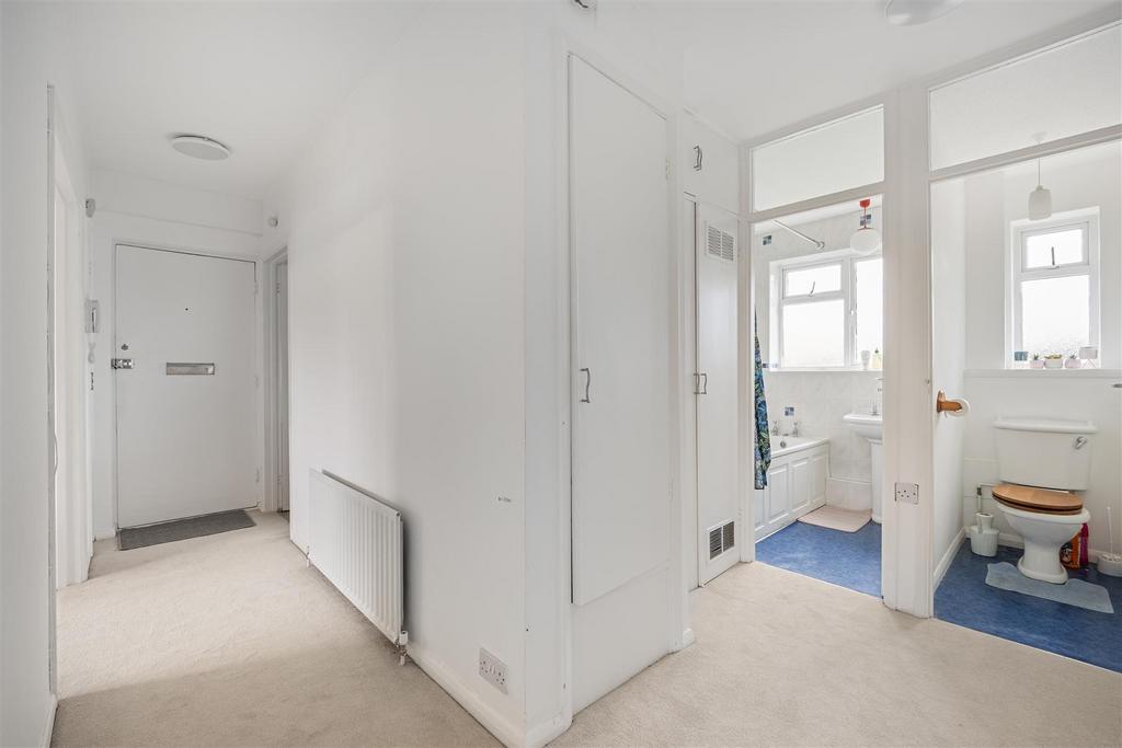 Lyndhurst Court 10 14675 27 01 26-005.jpg