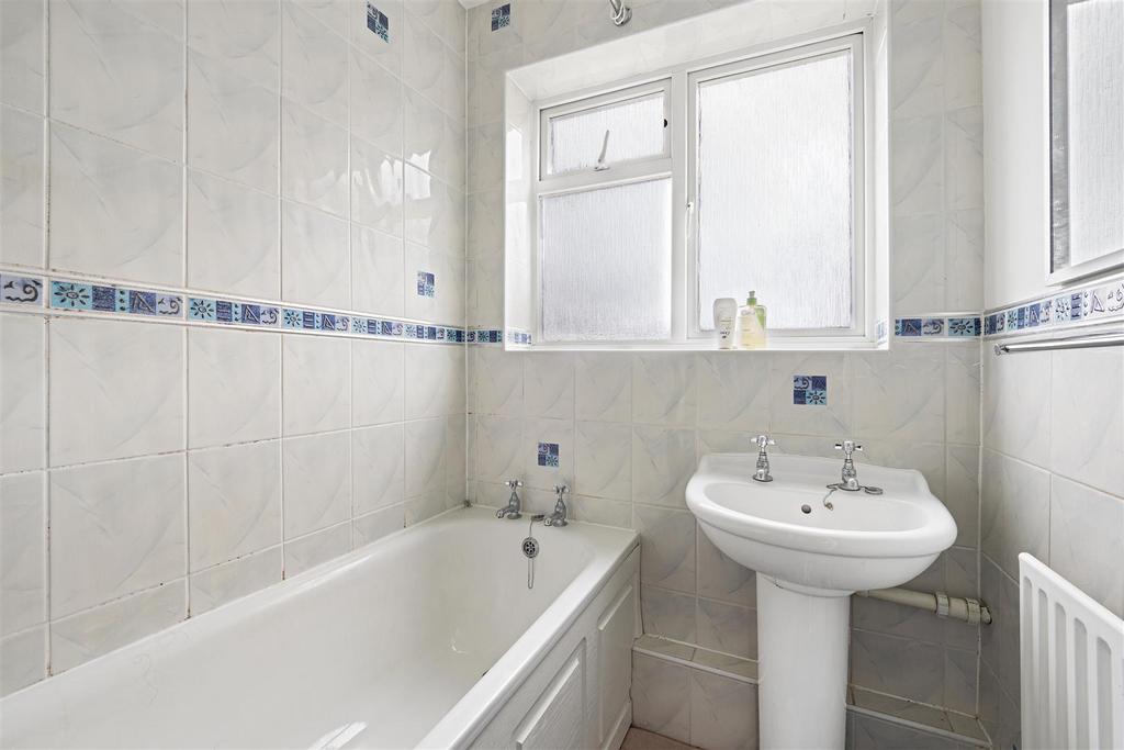 Lyndhurst Court 10 14675 27 01 26-021.jpg